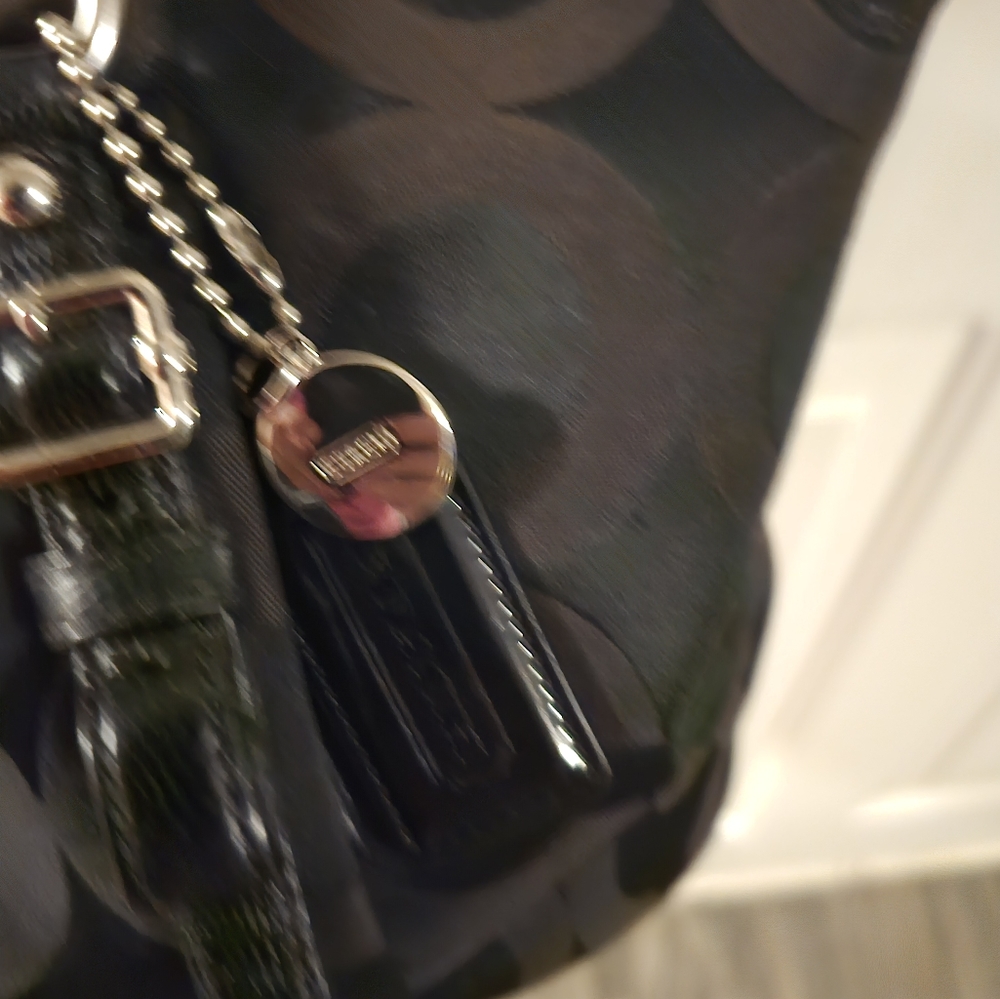 GUC COACH BLACK SHOULDER BAG. MISSING ORIGINAL ZIPPER PULL - Picture 3 of 4